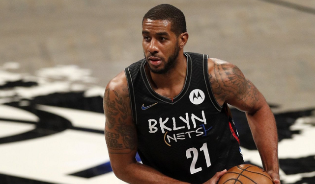 她在发球环 她在发球环